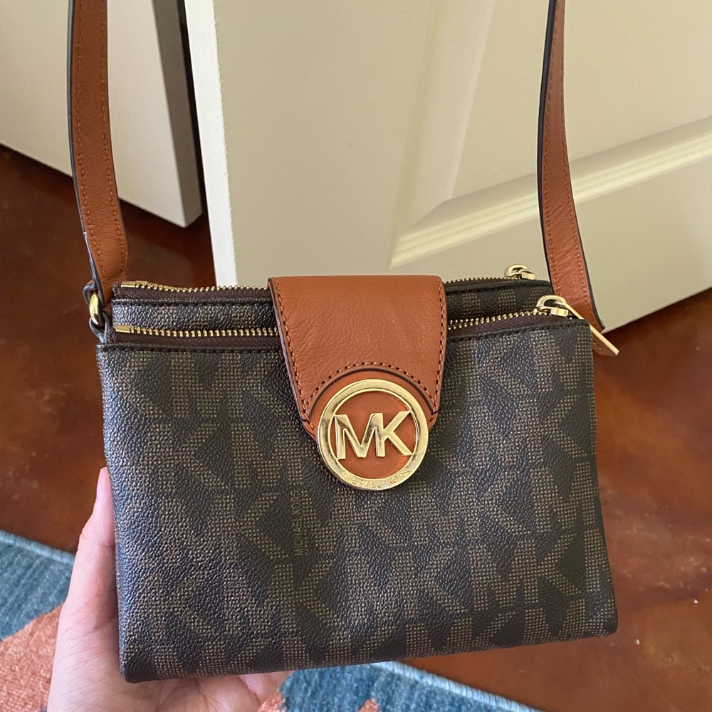 Michael Kors crossbody purse! Only used a few times! Smoke and Pet Free!